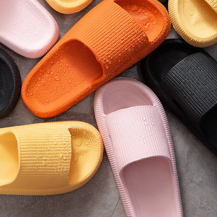 "Halkfria unisex tofflor med tjock botten i beige och blå nyanser, ergonomisk design för komfort och stil."