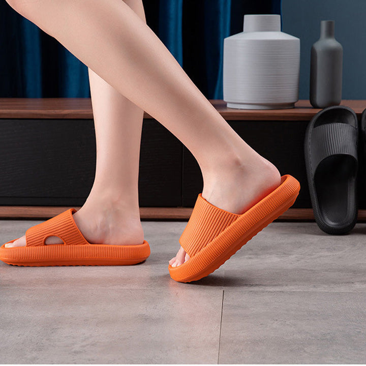 "Halkfria unisex tofflor med tjock botten i beige och blå nyanser, ergonomisk design för komfort och stil."