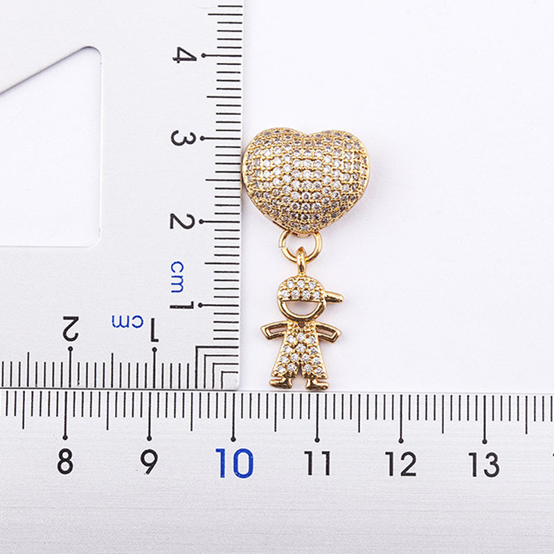 "Halsband i guldplätering med intrikat design av mor och barn, dekorerad med kubiska zirkonia. Perfekt för mammor."