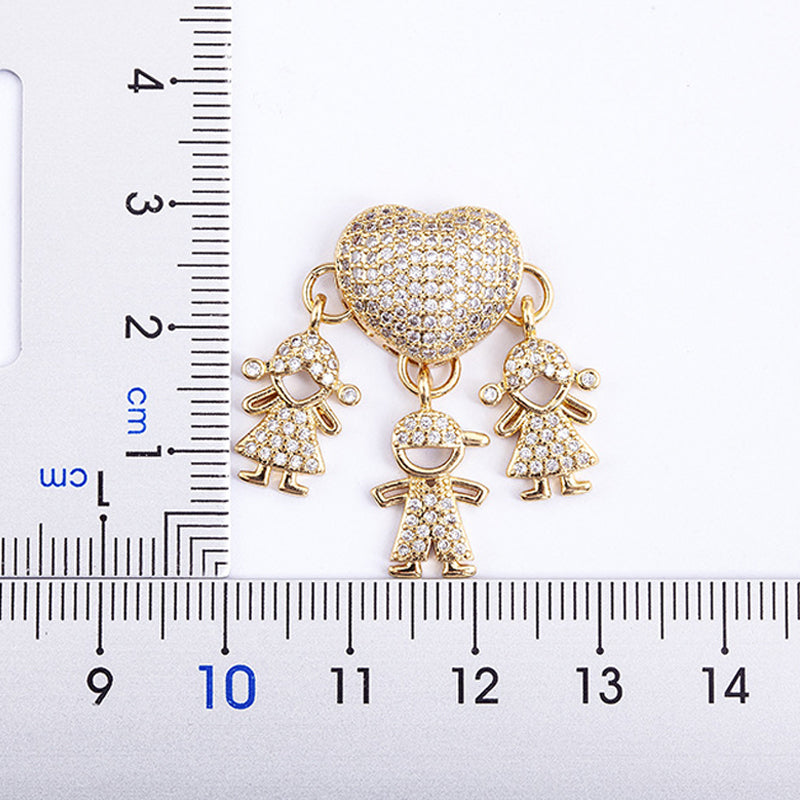 "Halsband i guldplätering med intrikat design av mor och barn, dekorerad med kubiska zirkonia. Perfekt för mammor."