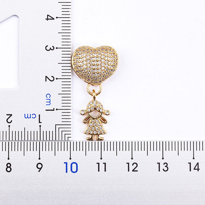 "Halsband i guldplätering med intrikat design av mor och barn, dekorerad med kubiska zirkonia. Perfekt för mammor."