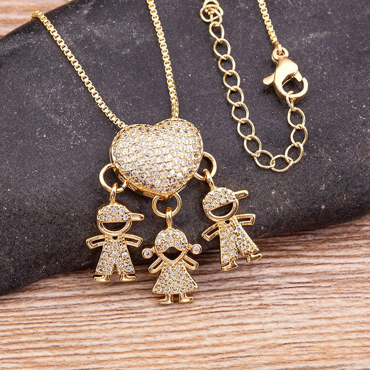 "Halsband i guldplätering med intrikat design av mor och barn, dekorerad med kubiska zirkonia. Perfekt för mammor."