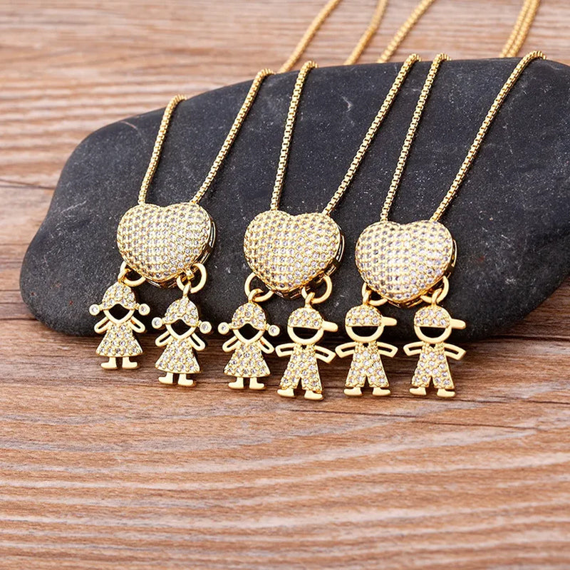 "Halsband i guldplätering med intrikat design av mor och barn, dekorerad med kubiska zirkonia. Perfekt för mammor."