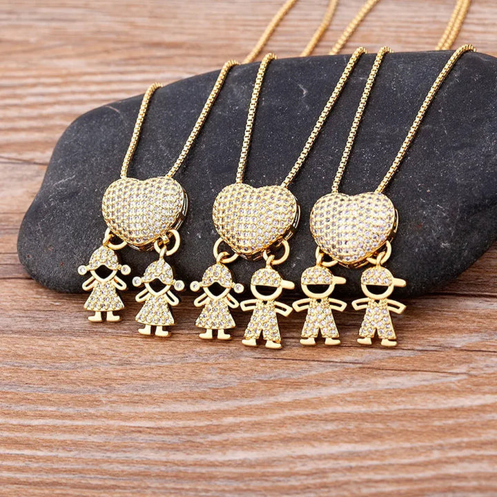 "Halsband i guldplätering med intrikat design av mor och barn, dekorerad med kubiska zirkonia. Perfekt för mammor."