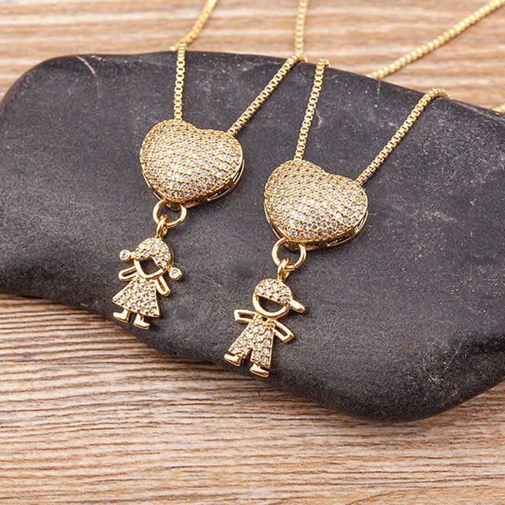 "Halsband i guldplätering med intrikat design av mor och barn, dekorerad med kubiska zirkonia. Perfekt för mammor."