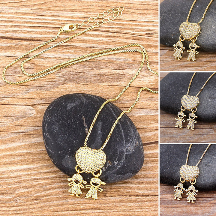 "Halsband i guldplätering med intrikat design av mor och barn, dekorerad med kubiska zirkonia. Perfekt för mammor."