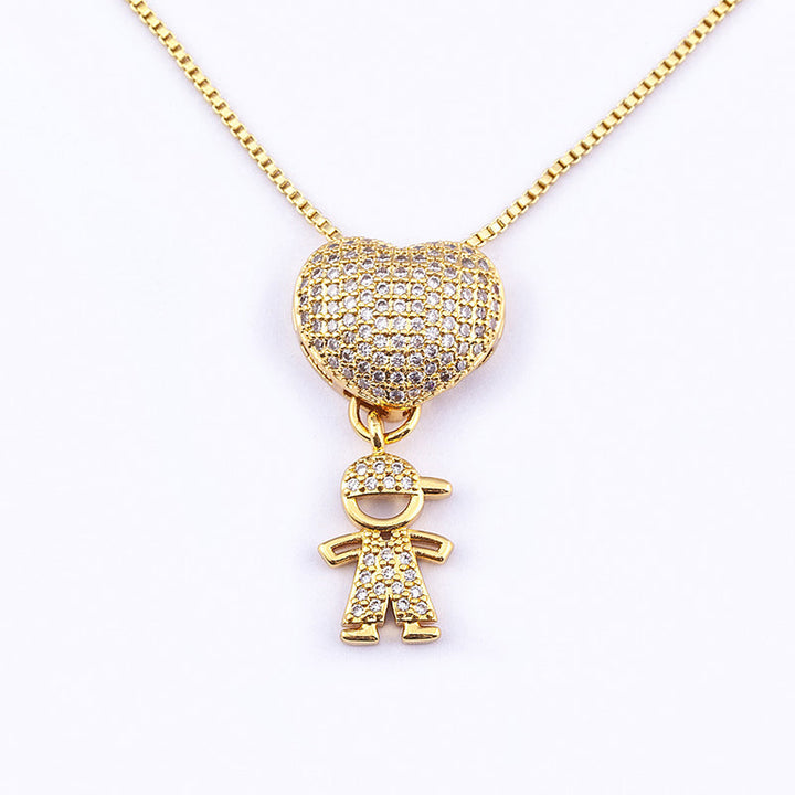 "Halsband i guldplätering med intrikat design av mor och barn, dekorerad med kubiska zirkonia. Perfekt för mammor."