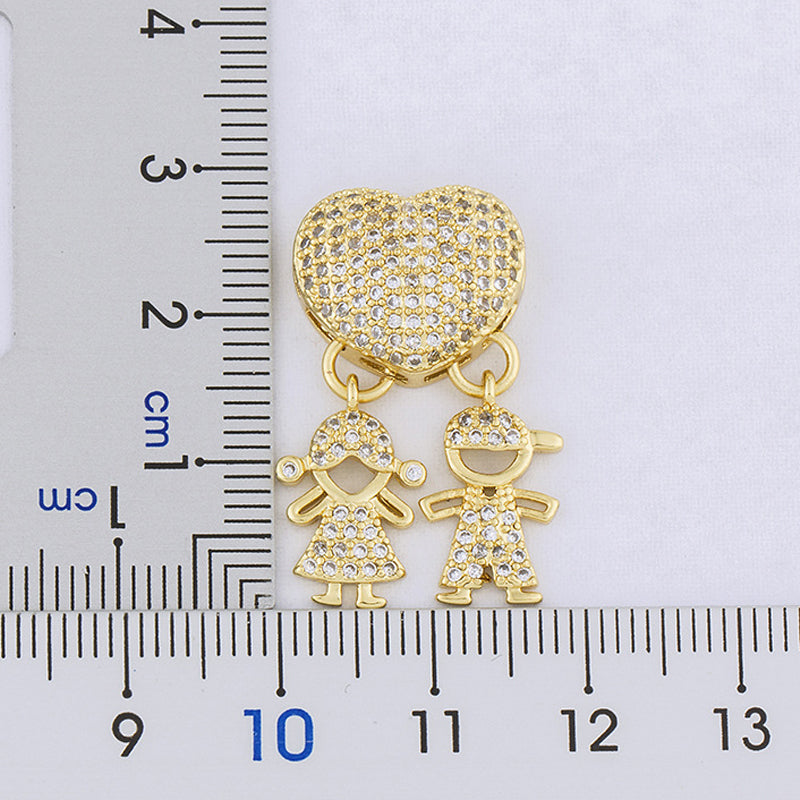 "Halsband i guldplätering med intrikat design av mor och barn, dekorerad med kubiska zirkonia. Perfekt för mammor."