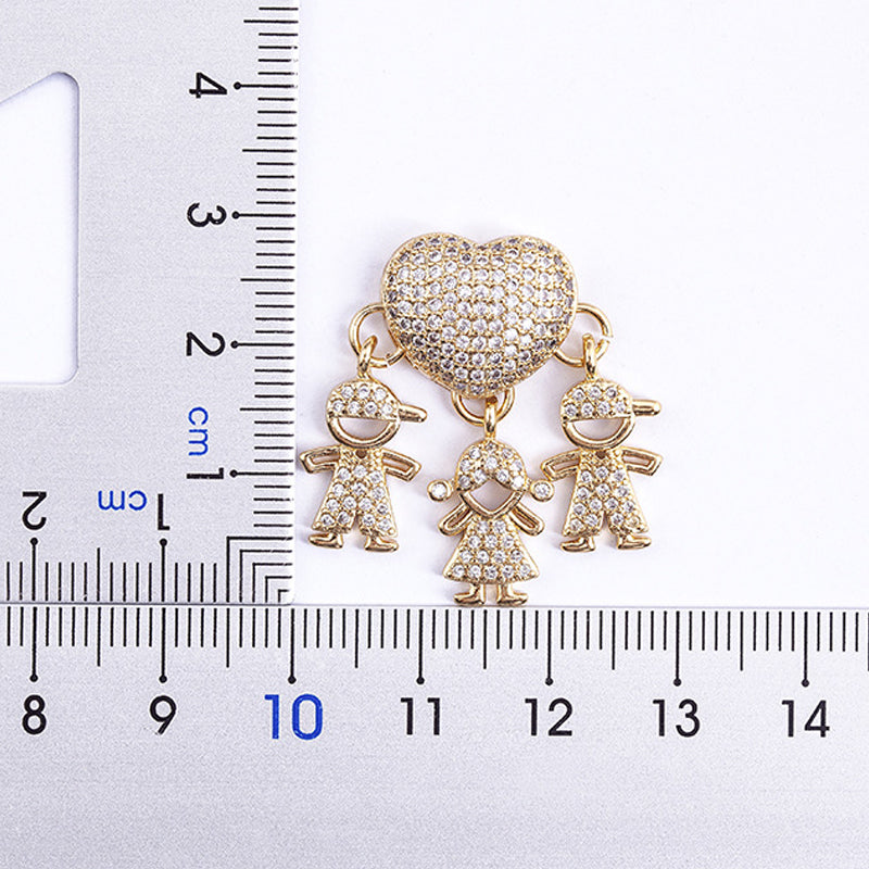 "Halsband i guldplätering med intrikat design av mor och barn, dekorerad med kubiska zirkonia. Perfekt för mammor."