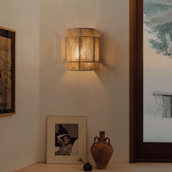 Hampavägglampa i boho-stil. Handgjord, rotting och hampa.  Mjukt, varmt ljus.