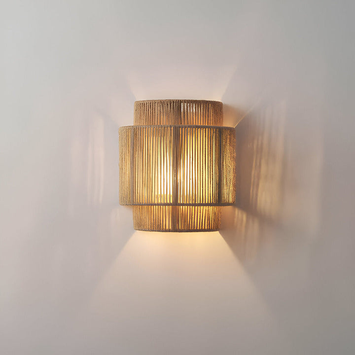 Hampavägglampa i boho-stil. Handgjord, rotting och hampa.  Mjukt, varmt ljus.