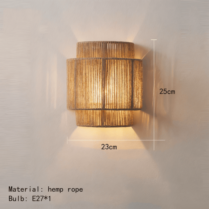 Hampavägglampa i boho-stil. Handgjord, rotting och hampa.  Mjukt, varmt ljus.