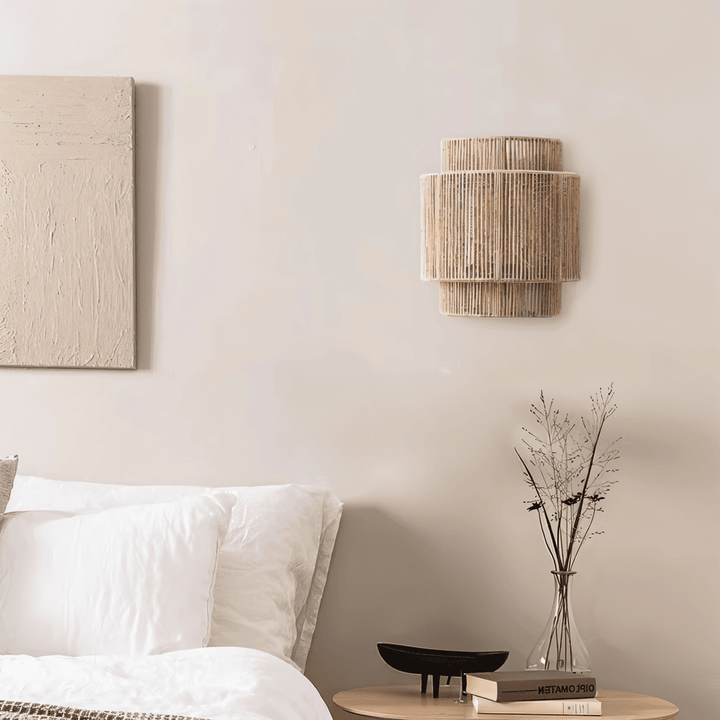 Hampavägglampa i boho-stil. Handgjord, rotting och hampa.  Mjukt, varmt ljus.