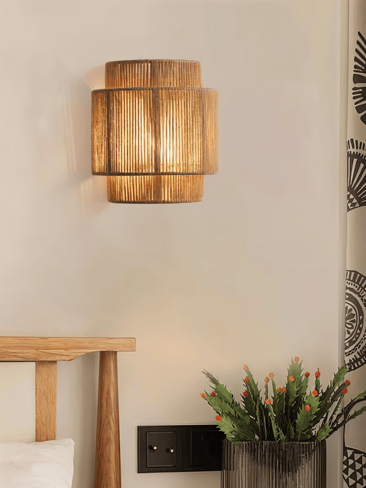 Hampavägglampa i boho-stil. Handgjord, rotting och hampa.  Mjukt, varmt ljus.