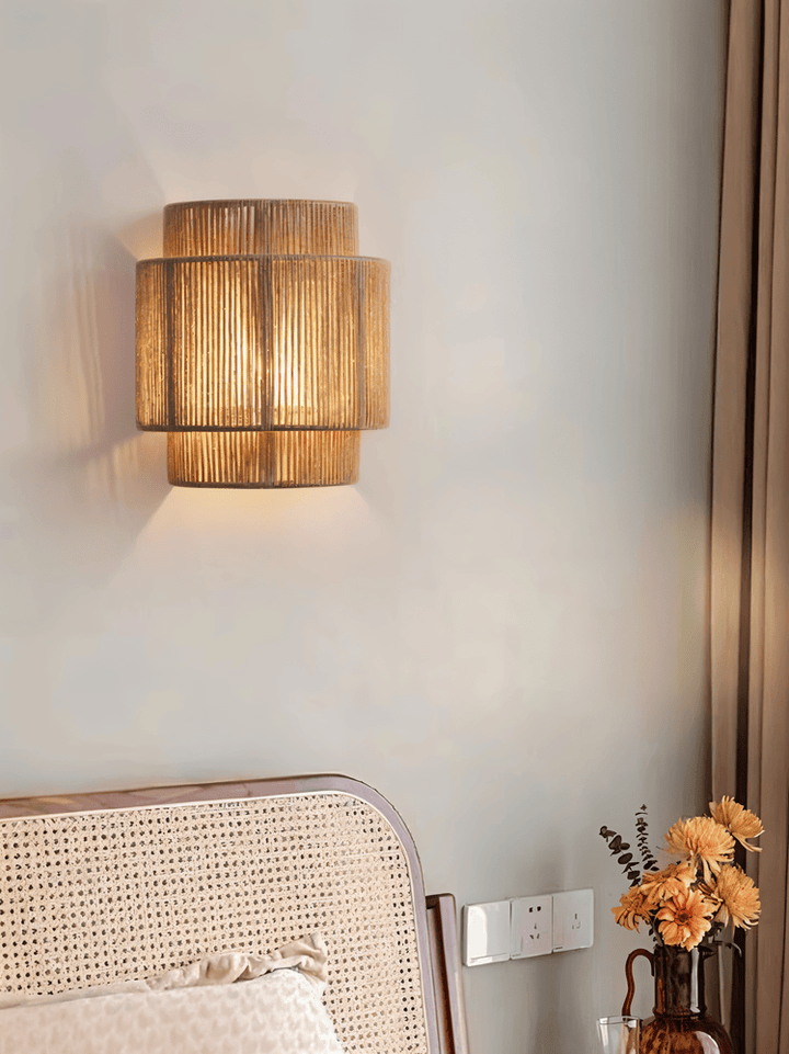 Hampavägglampa i boho-stil. Handgjord, rotting och hampa.  Mjukt, varmt ljus.