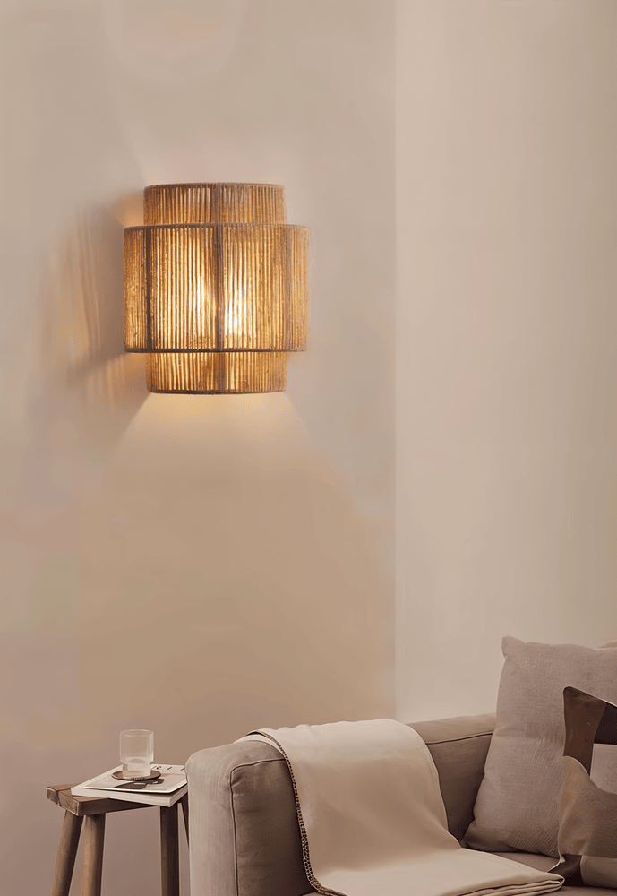 Hampavägglampa i boho-stil. Handgjord, rotting och hampa.  Mjukt, varmt ljus.