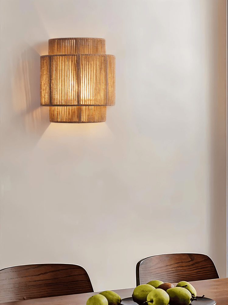 Hampavägglampa i boho-stil. Handgjord, rotting och hampa.  Mjukt, varmt ljus.