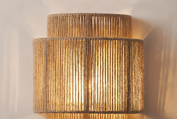 Hampavägglampa i boho-stil. Handgjord, rotting och hampa.  Mjukt, varmt ljus.