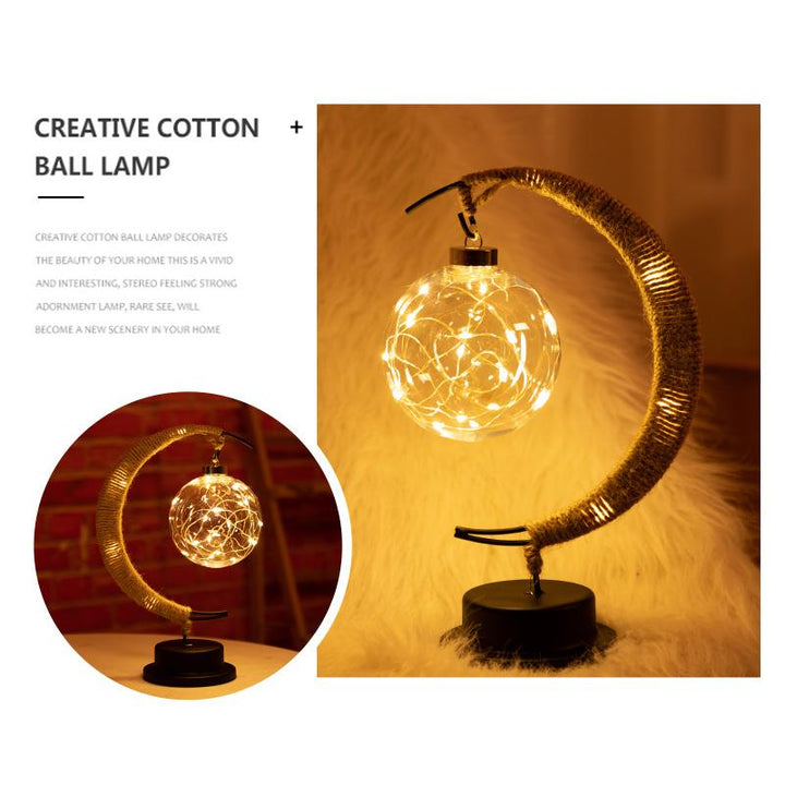 "Handgjord LED-lampa i månform av garn och rotting, mjukt sken, unik inredningsdetalj, bordslampa, magisk atmosfär."