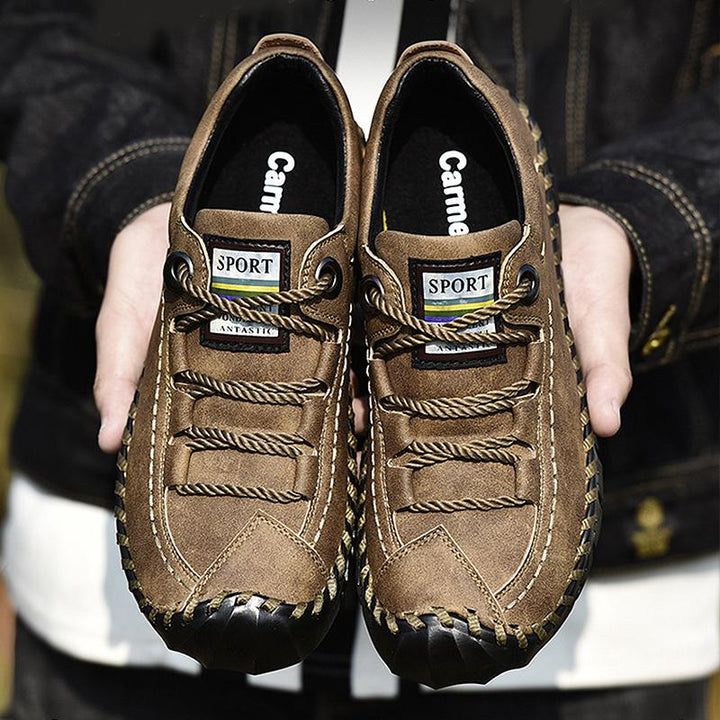 "Handgjorda herrskor i mikrofiber med rund tå och snörning, andningsbart foder, slitstark gummisula för vår och höst."