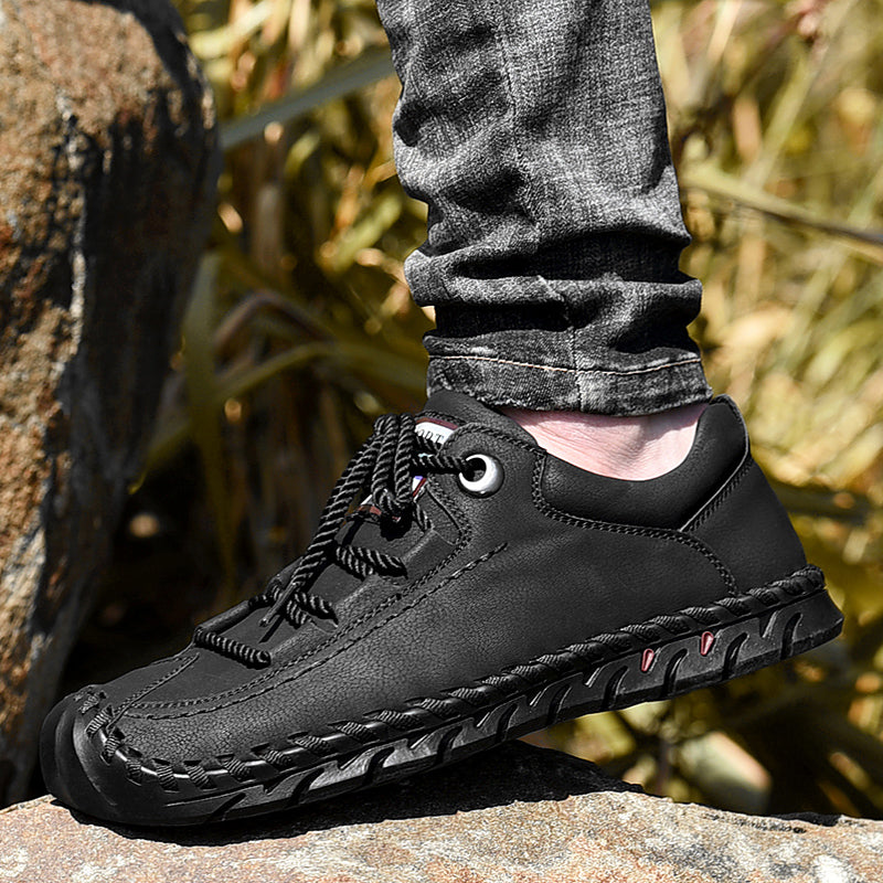 "Handgjorda herrskor i mikrofiber med rund tå och snörning, andningsbart foder, slitstark gummisula för vår och höst."