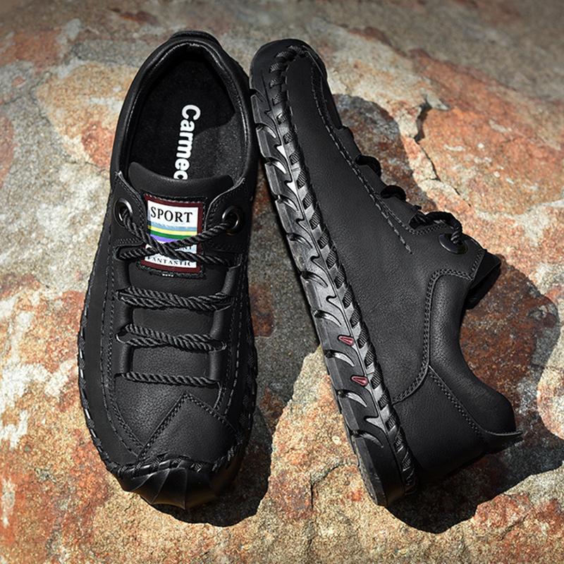 "Handgjorda herrskor i mikrofiber med rund tå och snörning, andningsbart foder, slitstark gummisula för vår och höst."