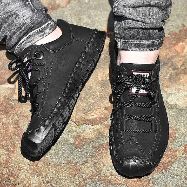 "Handgjorda herrskor i mikrofiber med rund tå och snörning, andningsbart foder, slitstark gummisula för vår och höst."