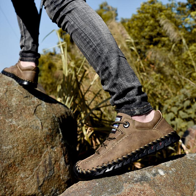 "Handgjorda herrskor i mikrofiber med rund tå och snörning, andningsbart foder, slitstark gummisula för vår och höst."