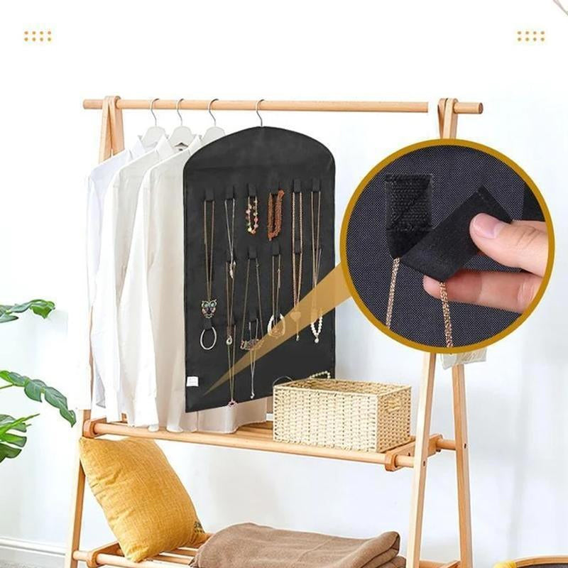 "Hängande transparent smyckesorganisatör med fickor och krokar, idealisk för organiserad smyckesförvaring för kvinnor."