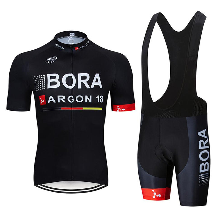 "Herr cykelset med kortärmad tröja och shorts i mesh och Lycra, andas och snabbtorkar, perfekt för cykeläventyr."