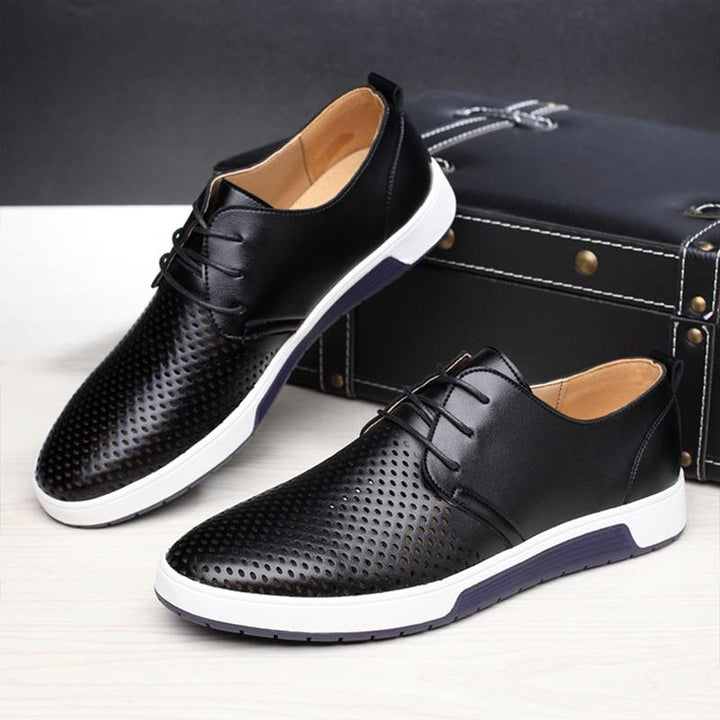 "Herr finskor i svart mikrofiberläder med tidlös design, perfekta för formella tillfällen. Slitstark och bekväm gummisula."