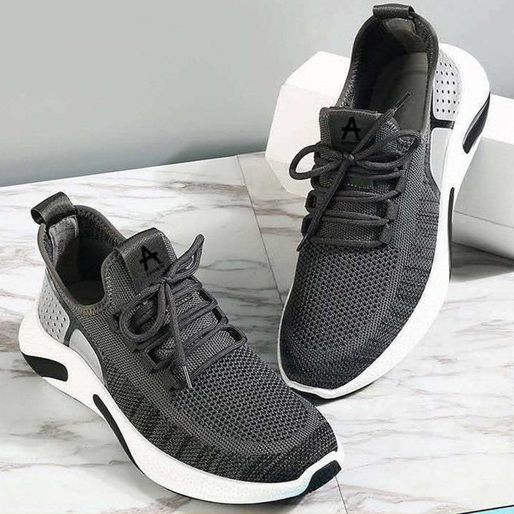 "Herr lättviktsneakers i färgglatt mönster, andningsbart meshtyg och minnesskum-innersula för komfort och stil."