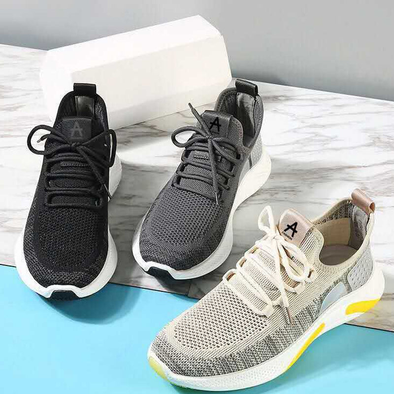 "Herr lättviktsneakers i färgglatt mönster, andningsbart meshtyg och minnesskum-innersula för komfort och stil."