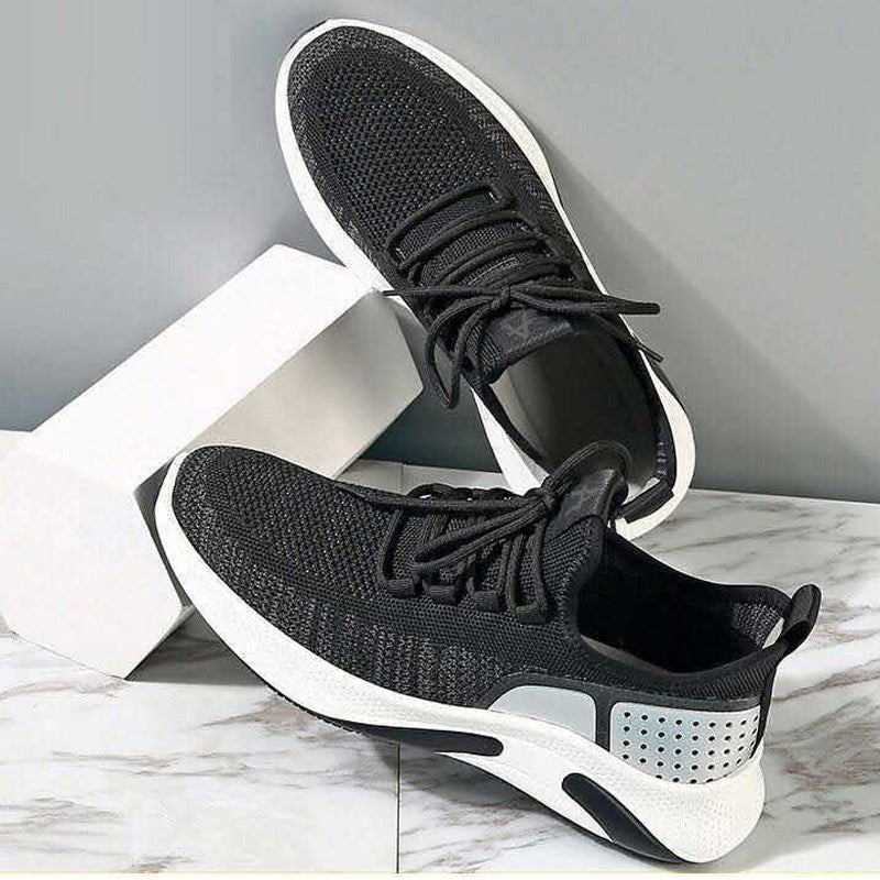 "Herr lättviktsneakers i färgglatt mönster, andningsbart meshtyg och minnesskum-innersula för komfort och stil."