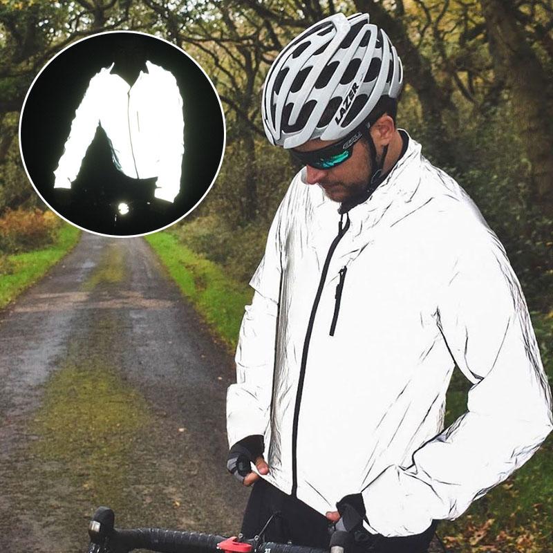"Herr reflekterande vattentät cykeljacka i silver, hög synlighet och stil, perfekt för nattcykling."
