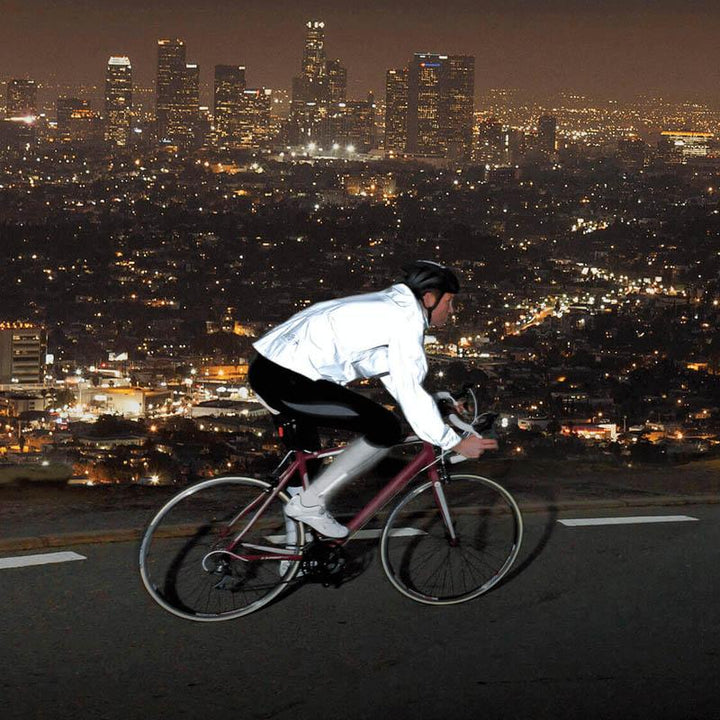 "Herr reflekterande vattentät cykeljacka i silver, hög synlighet och stil, perfekt för nattcykling."
