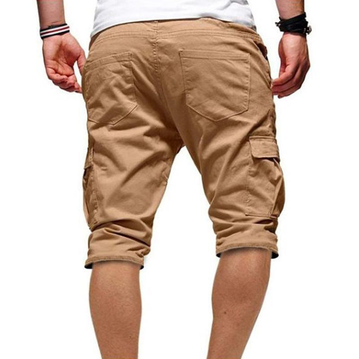 "Herr shorts med multifickdesign i bomull, justerbar snörning i midjan, tillgängliga i flera färger för sommardagar."