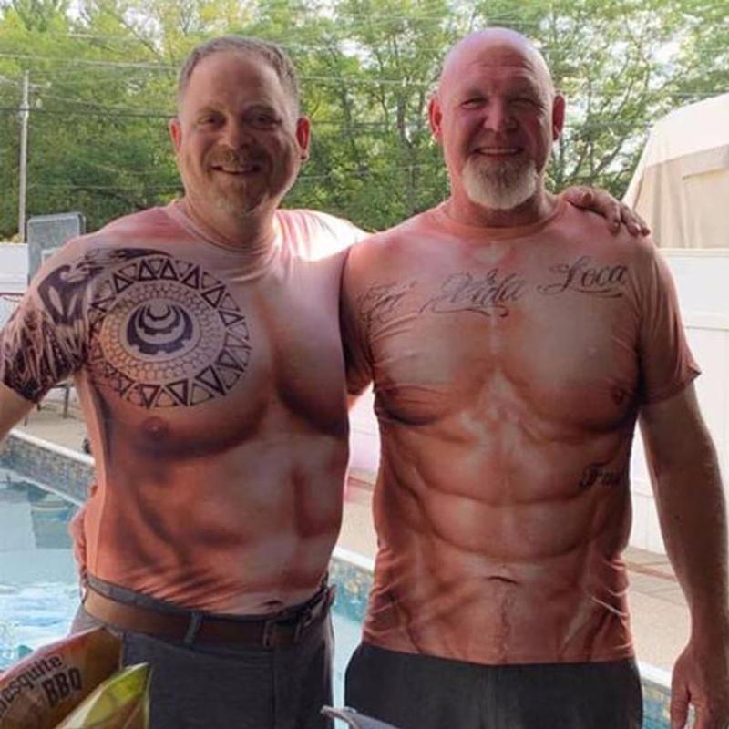 "Herr T-shirt med muskeltatuering och 3D print, realistiskt muskelmönster, livfullt färgsatt, unikt och stilsäkert plagg."