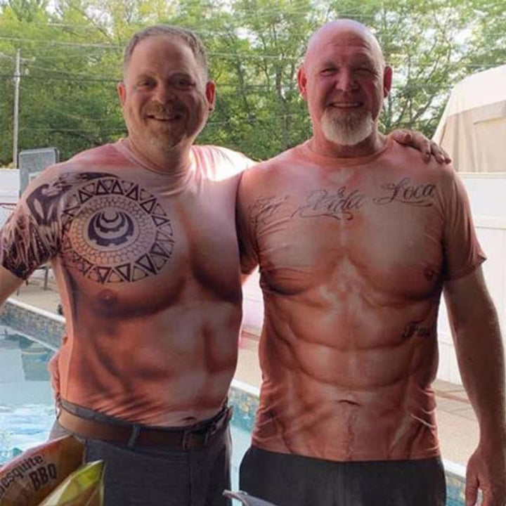"Herr T-shirt med muskeltatuering och 3D print, realistiskt muskelmönster, livfullt färgsatt, unikt och stilsäkert plagg."