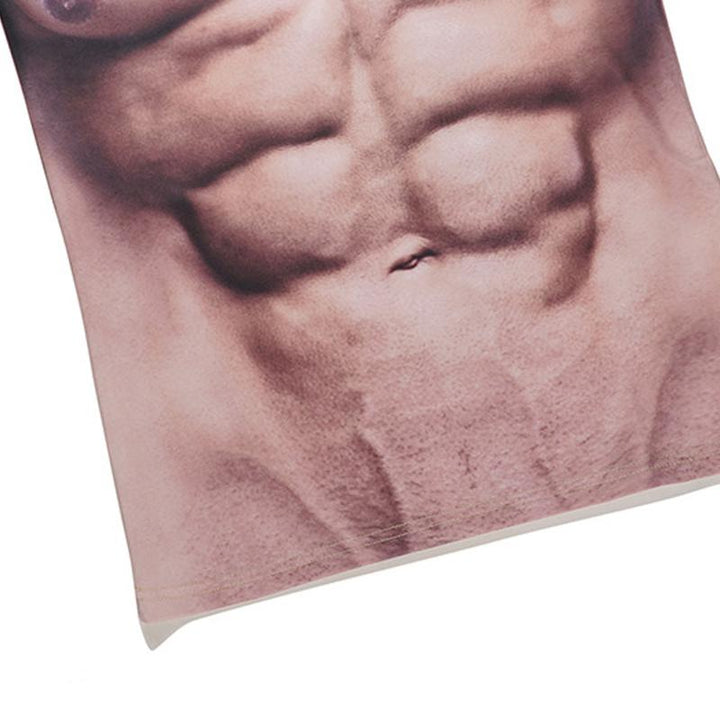 "Herr T-shirt med muskeltatuering och 3D print, realistiskt muskelmönster, livfullt färgsatt, unikt och stilsäkert plagg."