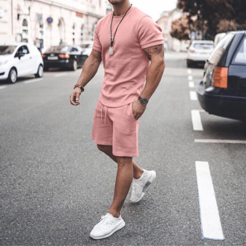 "Herr T-shirt och shorts set, framifrån. Snygg och bekväm outfit för träning, perfekt för sommardagar."