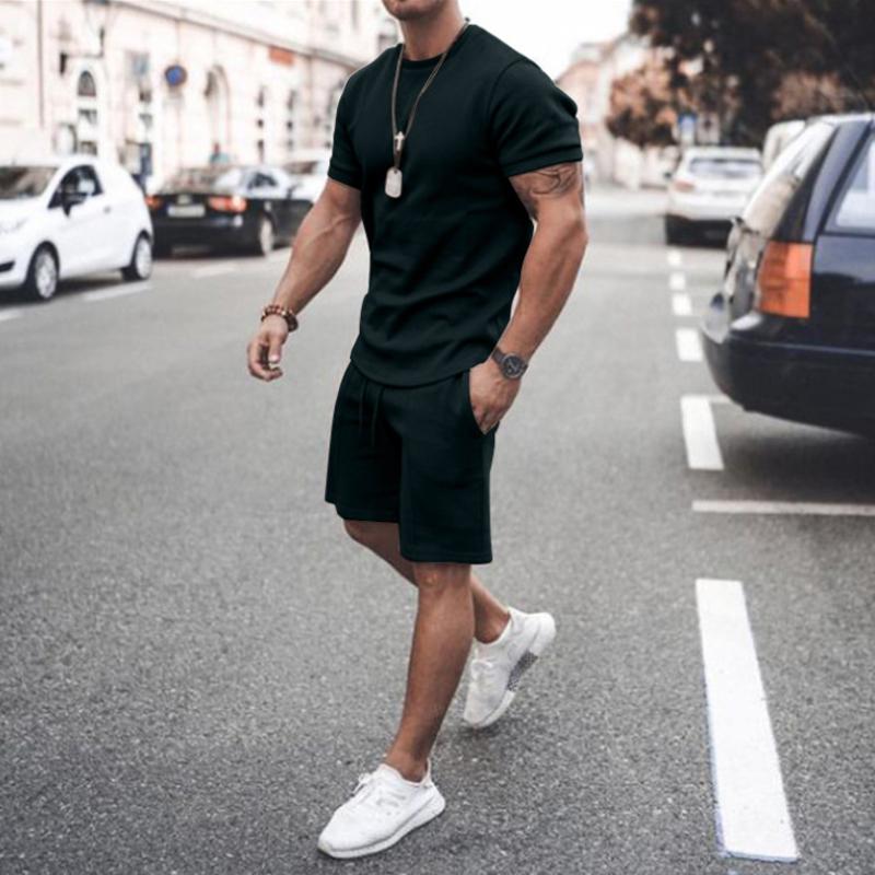 "Herr T-shirt och shorts set, framifrån. Snygg och bekväm outfit för träning, perfekt för sommardagar."