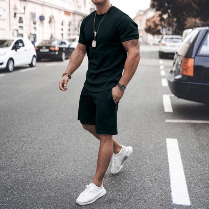 "Herr T-shirt och shorts set, framifrån. Snygg och bekväm outfit för träning, perfekt för sommardagar."