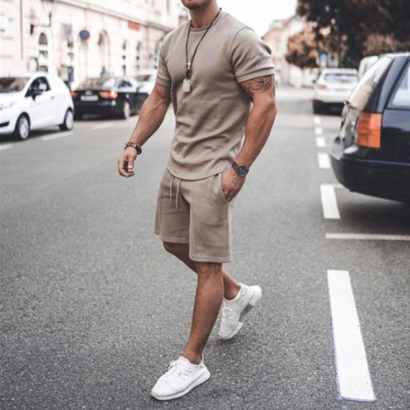 "Herr T-shirt och shorts set, framifrån. Snygg och bekväm outfit för träning, perfekt för sommardagar."