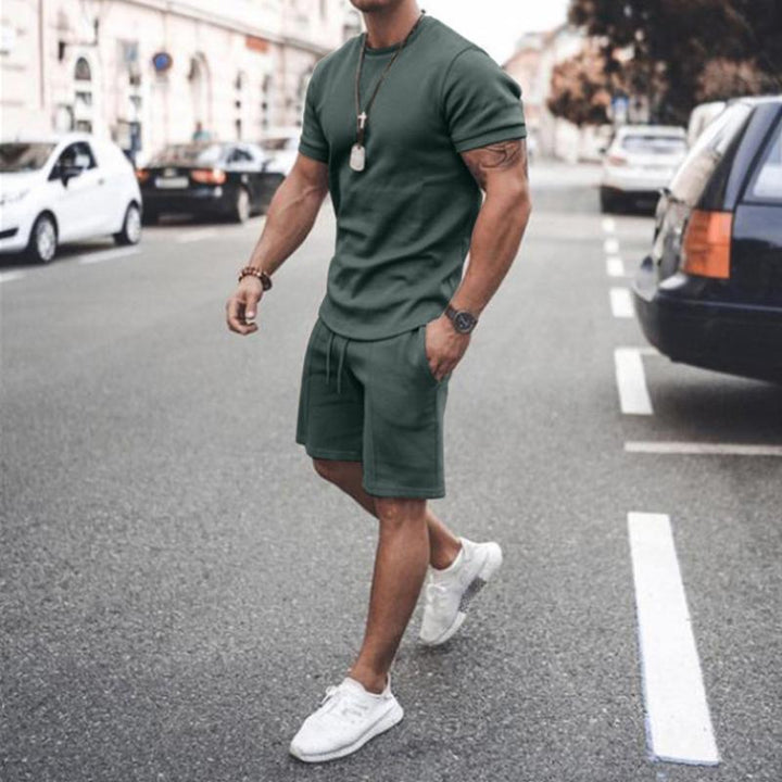 "Herr T-shirt och shorts set, framifrån. Snygg och bekväm outfit för träning, perfekt för sommardagar."