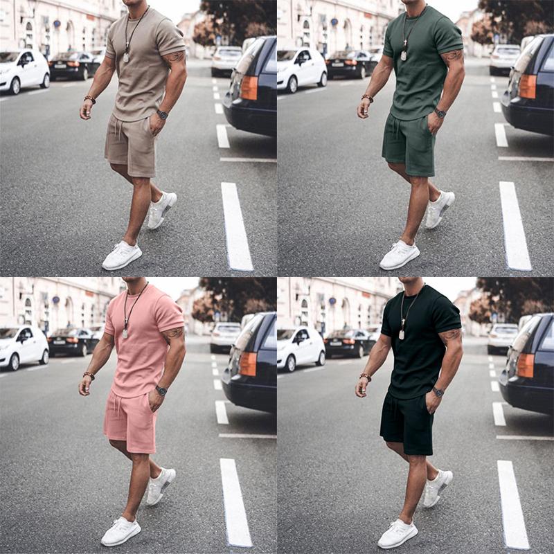 "Herr T-shirt och shorts set, framifrån. Snygg och bekväm outfit för träning, perfekt för sommardagar."