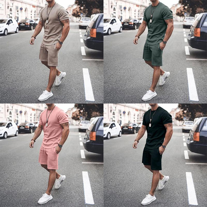 "Herr T-shirt och shorts set, framifrån. Snygg och bekväm outfit för träning, perfekt för sommardagar."