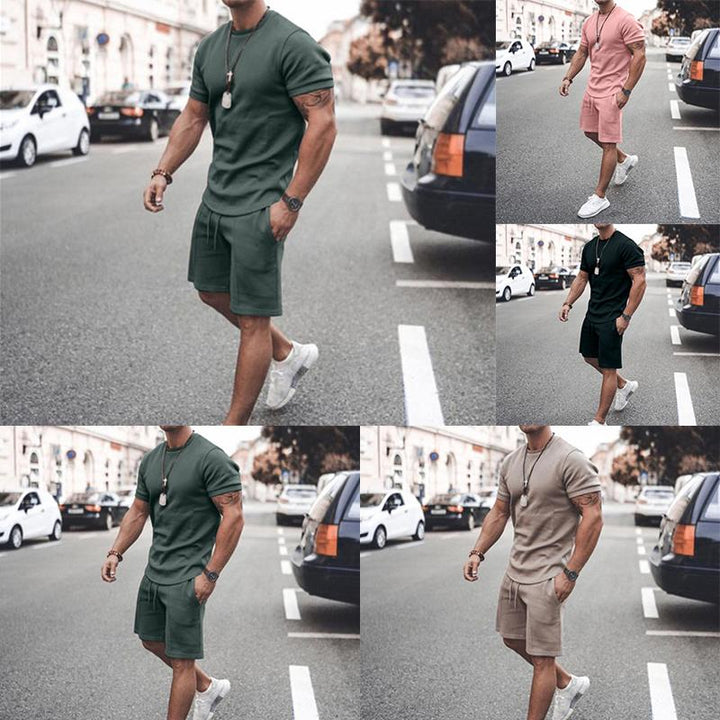 "Herr T-shirt och shorts set, framifrån. Snygg och bekväm outfit för träning, perfekt för sommardagar."