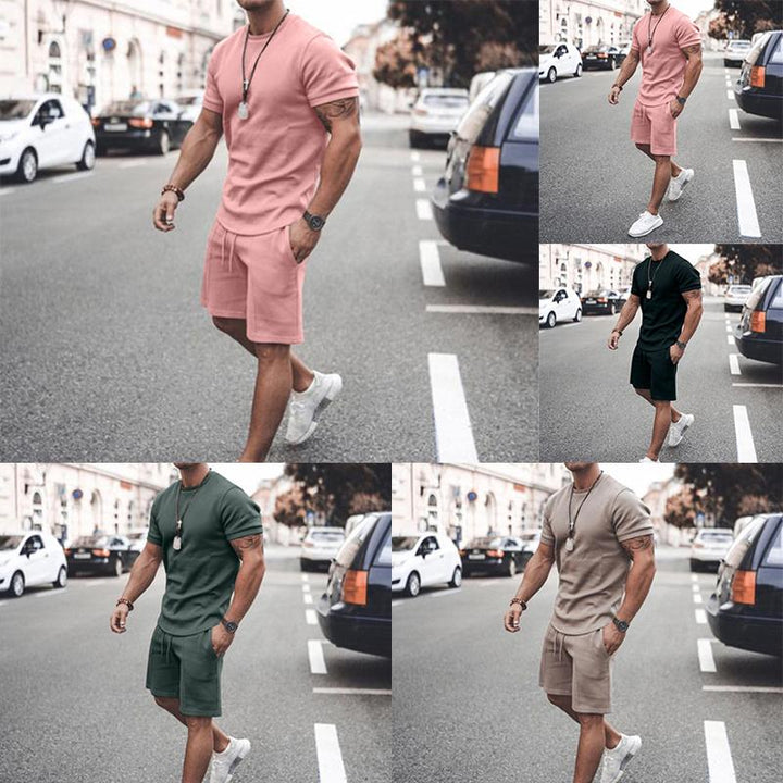 "Herr T-shirt och shorts set, framifrån. Snygg och bekväm outfit för träning, perfekt för sommardagar."