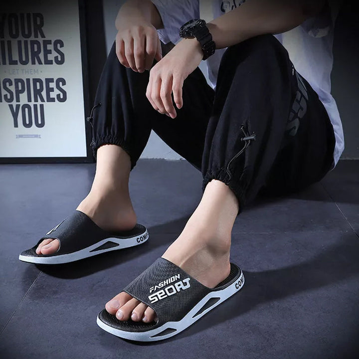 "Herrar sportiga sandaler i PVC med halkfritt grepp, svart och blå design, perfekta för sommar och strandutflykter."